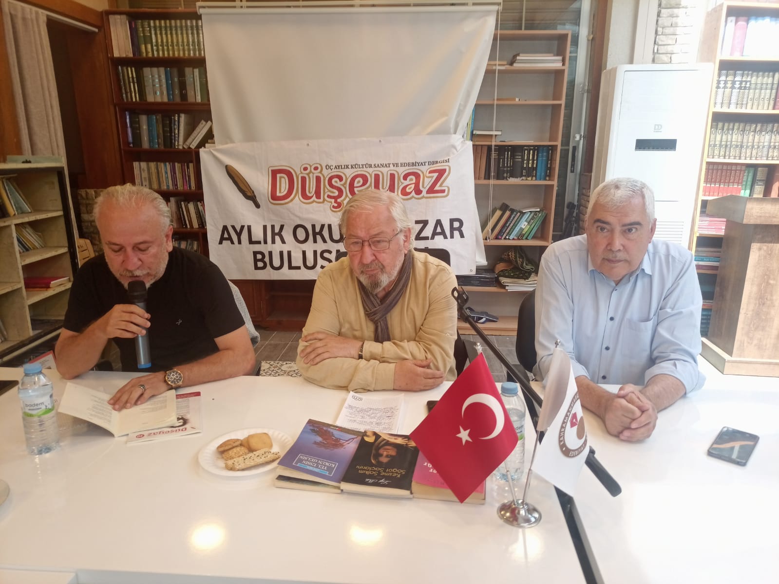 DÜŞEYAZ DERGİSİ TOPLANTISINDA ŞAİR-YAZAR  LÜTFİ BİLİR İLE ŞİİR VE EDEBİYAT ÜZERİNE SÖYLEŞİ