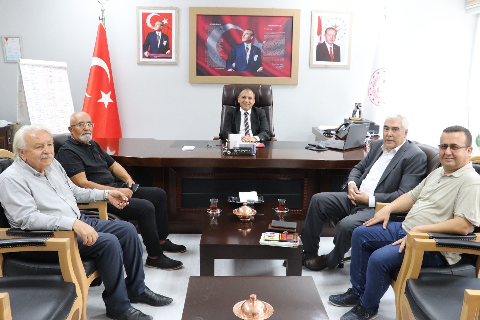 ŞİİR DOSTU MİLLİ EĞİTİM MÜDÜRÜ ERHAN BAYDUR’A MESDER’DEN ZİYARET