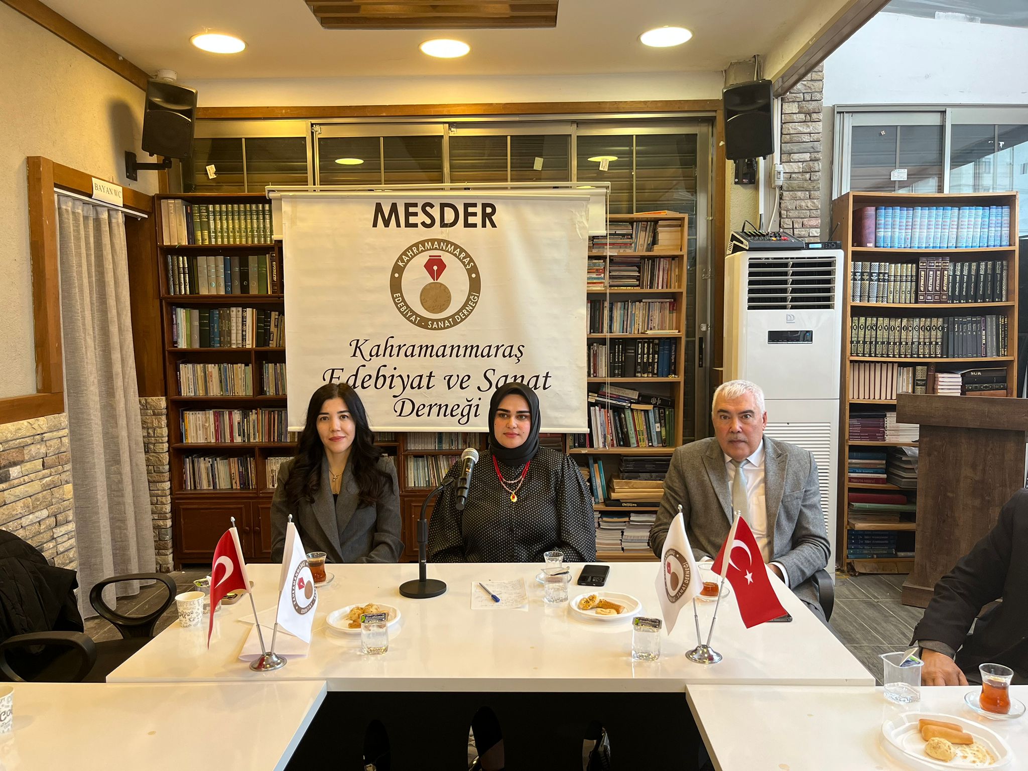 KİÜ Türkoloji öğrencileri MESDER’de şair ve yazarlarla buluştu