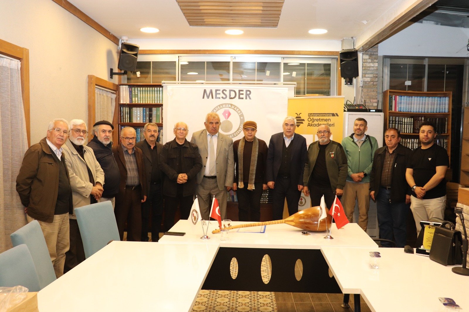 ÖĞRETMEN AKADEMİLERİ’NDEN ANLAMLI BİR SÖYLEŞİ: CEYHAN’DAN TUNA’YA AKAN ŞİİRLERİYLE ALİ AKBAŞ